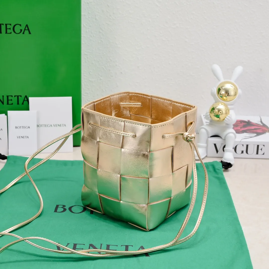 Batch 1460 large size/pure gold 🔻Bottega veneta* new woven small bucket bag latest series # The square bag shape is matched with classic woven elements, drawstring design, minimalism, and has a particularly large capacity. Every color is beautiful, it is simple and elegant but has a cool style. Both men and women can control it, and the upper body is fashionable and classy! Style number: 6612# Large size; 18*14*14cm